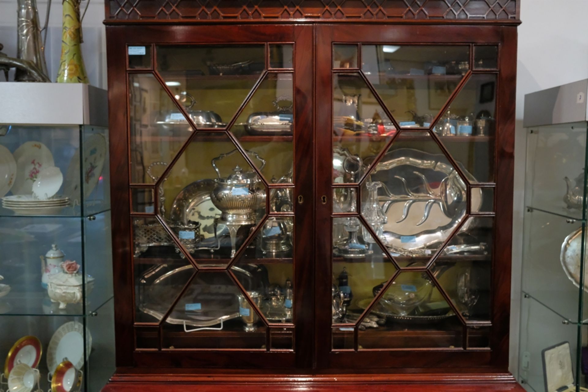 Cabinet with glass display cabinet attachment, mahogany, 20th century, 43 x 210 x 120 cm, solid cab - Image 3 of 4