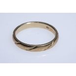 Wedding ring with engraving and notches. These always diagonally along the ring,These always diagon