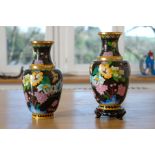 Japanische Cloisonné-Vasen. Schwarzer Grund, mit Prunusblüte und Wildrose verziert. Im Inneren verg