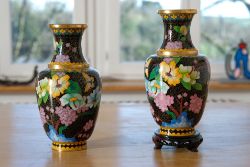 Japanische Cloisonné-Vasen. Schwarzer Grund, mit Prunusblüte und Wildrose verziert. Im Inneren verg