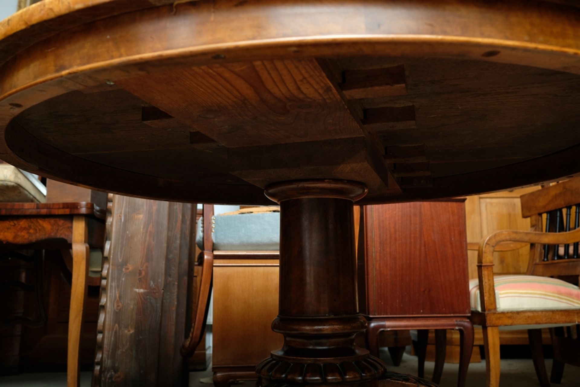 Dining table with mirror veneer, around 1850, carved three-part base and solid column. Veneer intac - Image 3 of 4