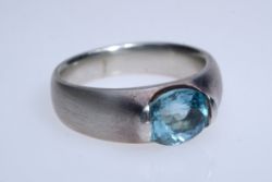 Ring besetzt mit großem Aquamarin (8x10mm), oval geschliffen, schöne Brillanz, Fassung Silber 925, 