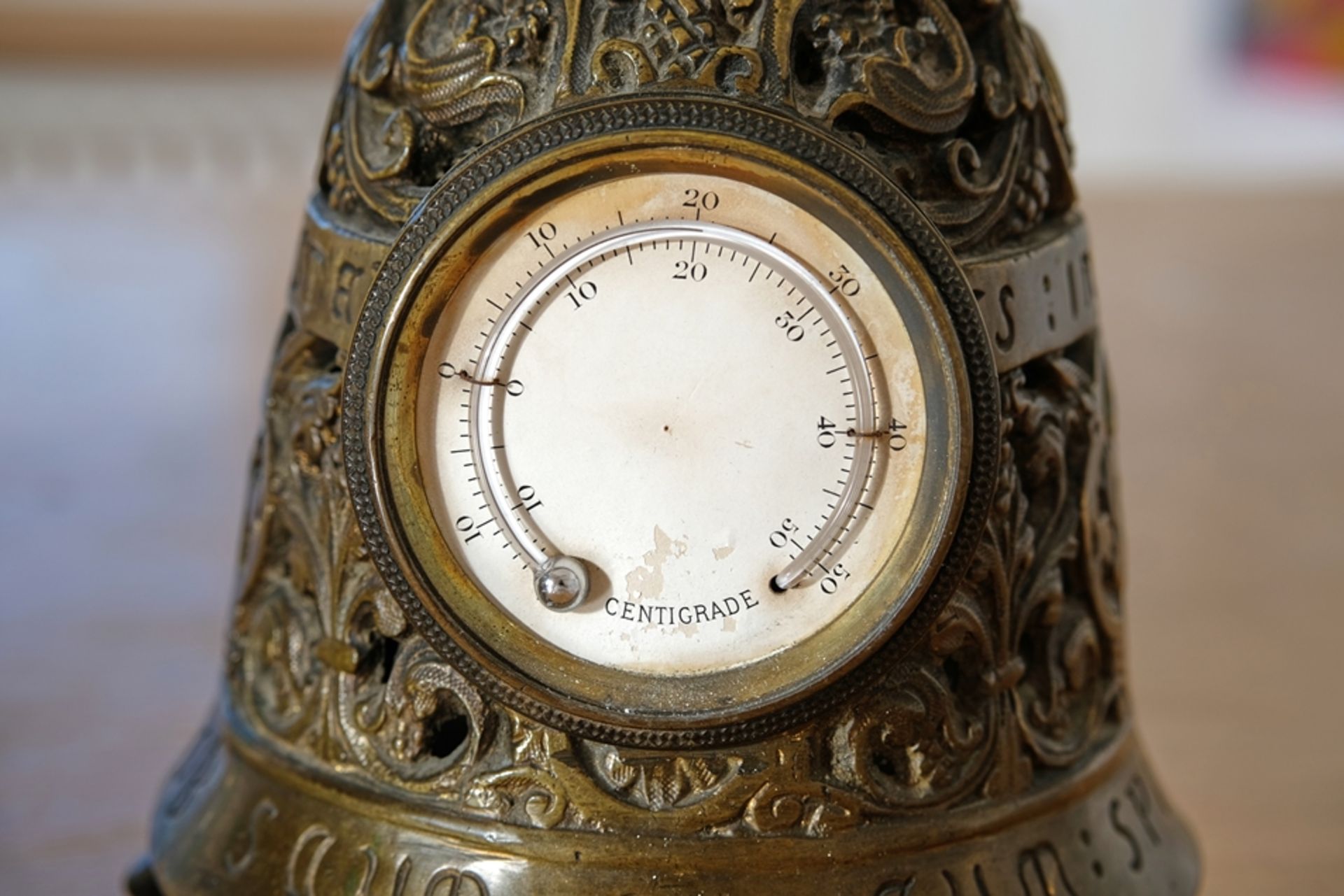 Neugotische Messingglockenuhr samt Thermometer und Barometer, Messingguss, um 1880. - Bild 3 aus 4