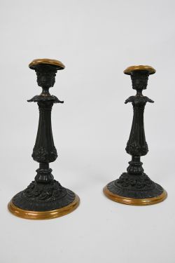 Paar Kerzenleuchter, aus Zinkdruckguss, um 1870. Geschwärzt mit Messingring um den Fuß und Kerzentü