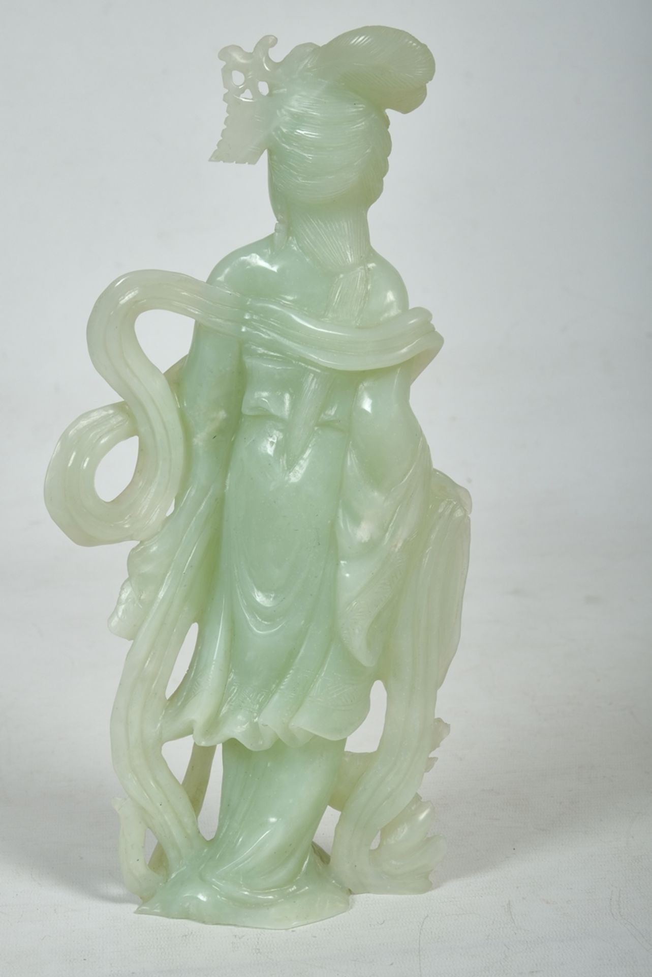 Jadeskulptur, Darstellung einer Rose haltenden Frau, China. - Bild 2 aus 2