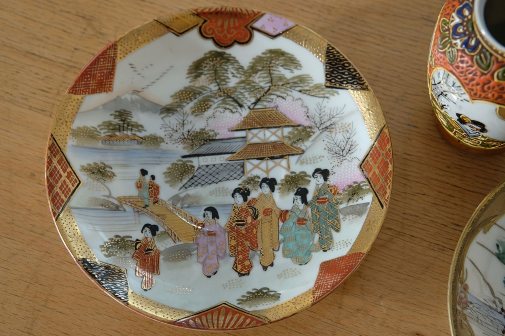 Mixed lot: 2 porcelain plates & small vase, Japan - Image 3 of 4