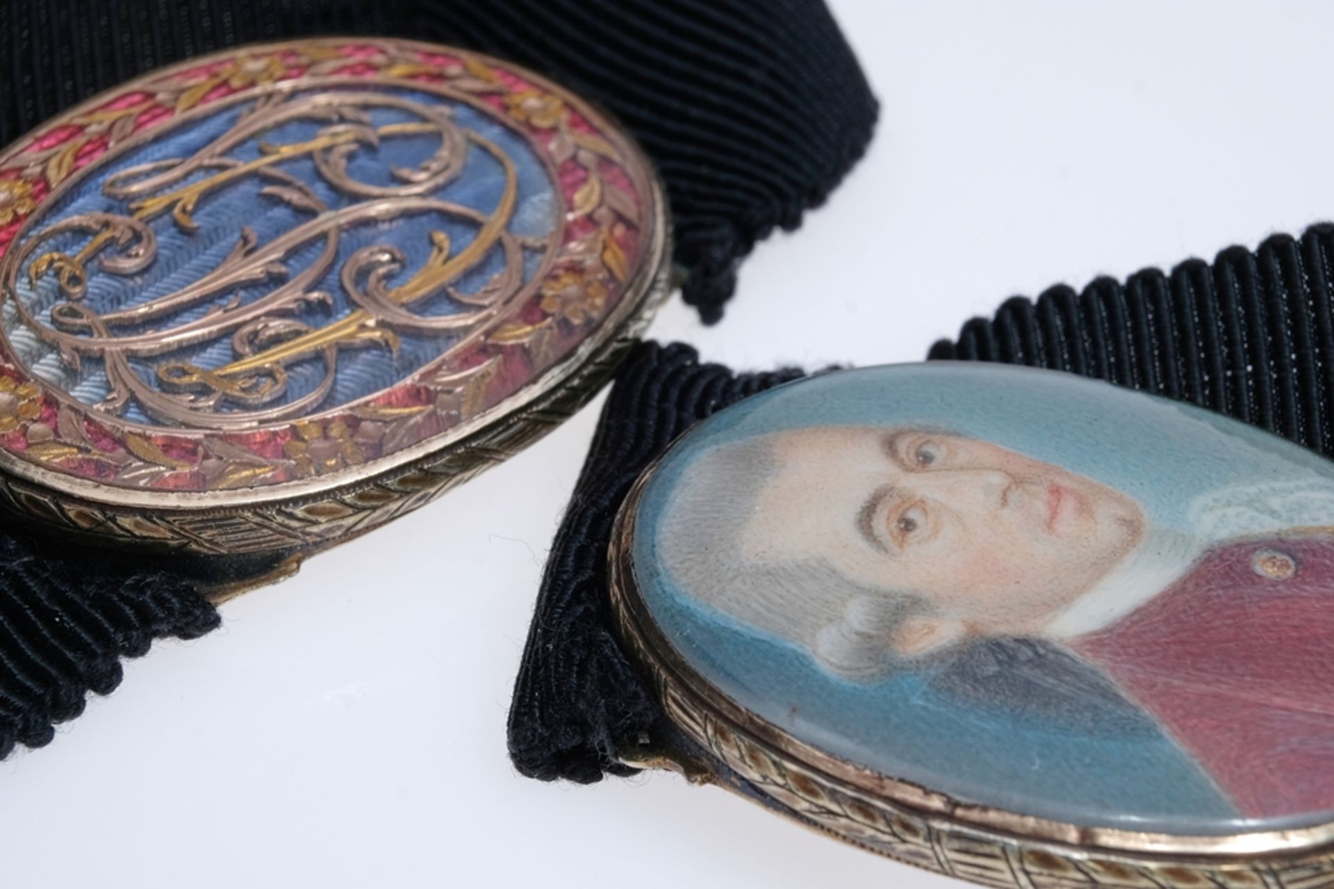 Zwei Armbänder, um 1770, Stoffarmband mit Steckverschluss, jeweils Länge 20 cm, eines mit Initialen - Bild 2 aus 2