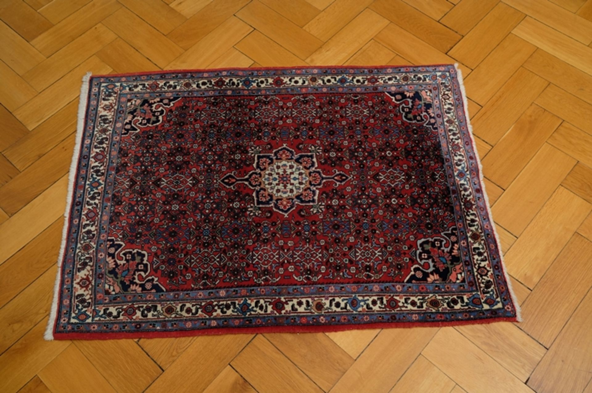 Rug in red and blue tones, rosette in the centre, fringes - Image 2 of 3