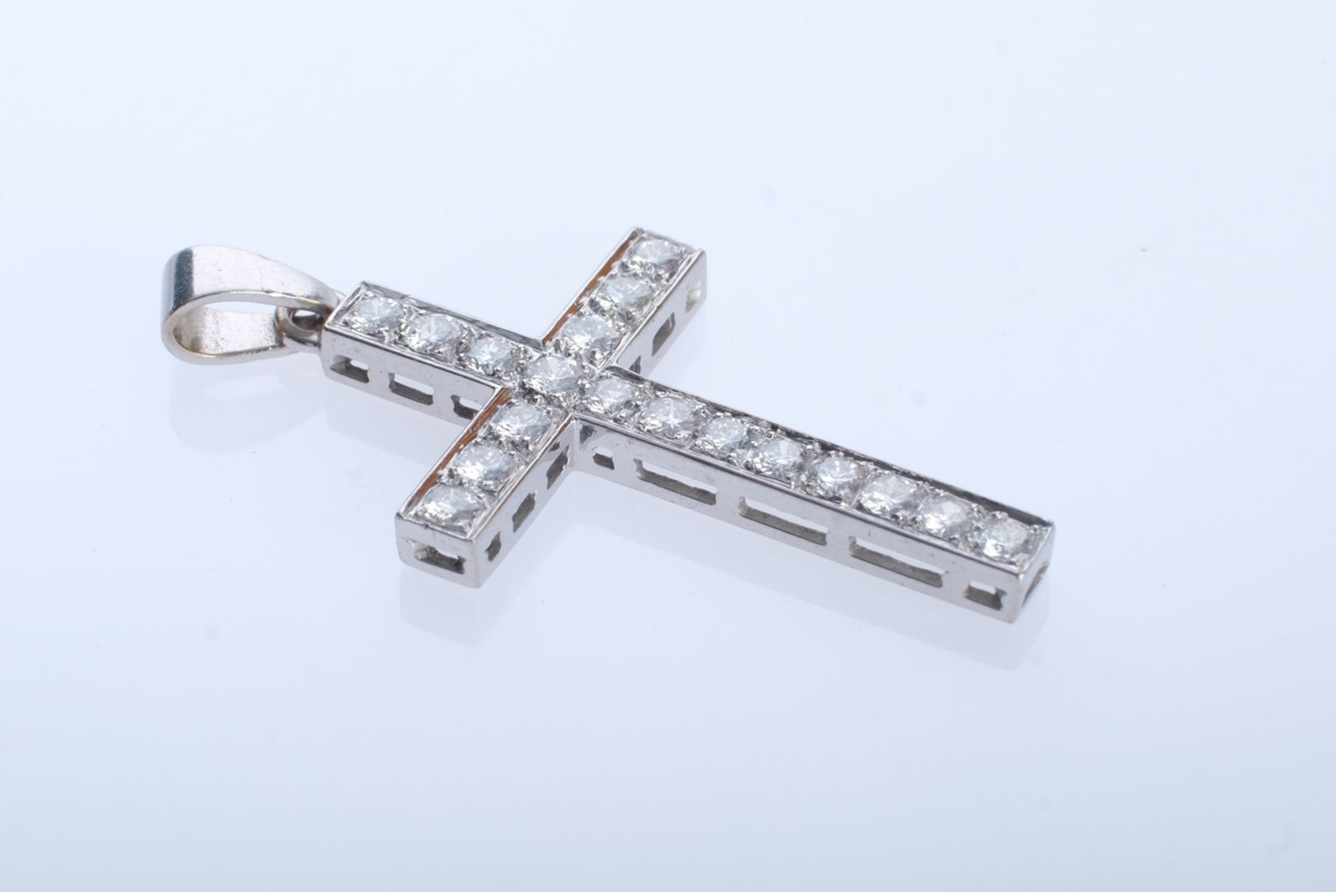 Kreuz-Anhänger Bucherer, besetzt mit 18 Brillanten, jeweils um 0,05ct, gesamt ca. 1ct, 750 Weißgold