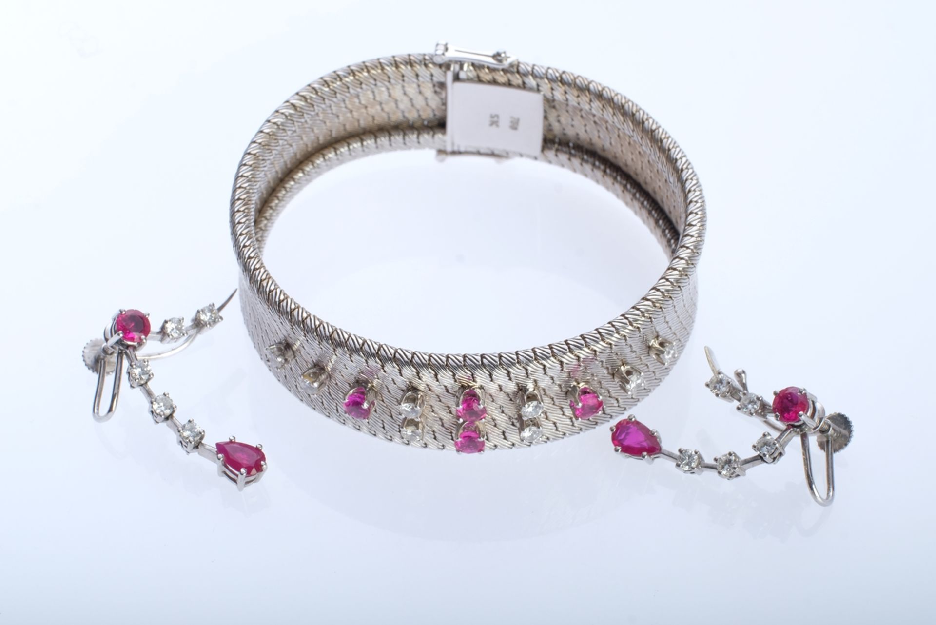 Wide bracelet, set with eight brilliant-cut diamonds, each around 0.03 ct, together around 0.24 ct 