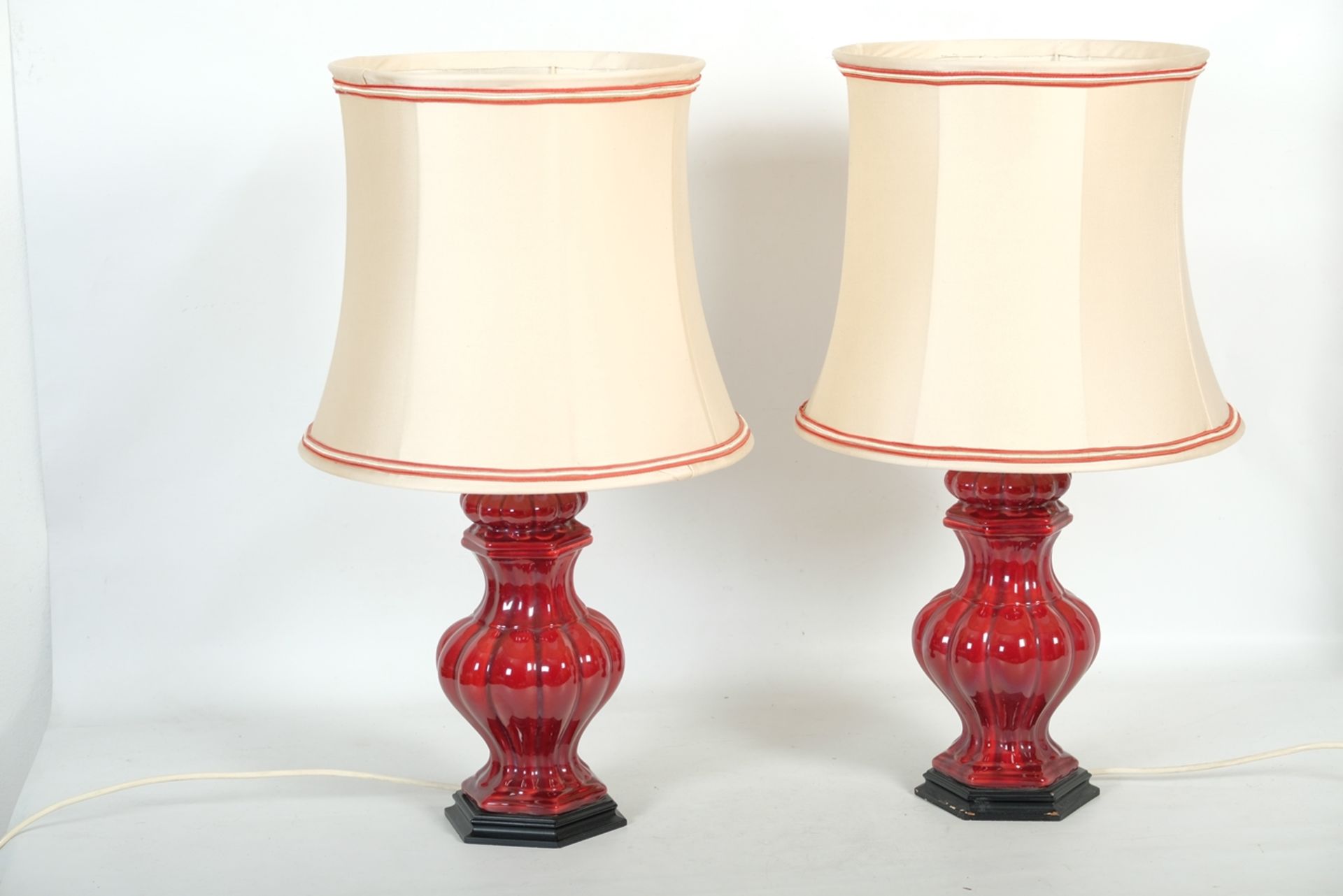 Zwei Keramik Lampen, Höhe 68,5cm, wunderschöne Keramiklampen in einem Bordeauxton, der Lampenschirm