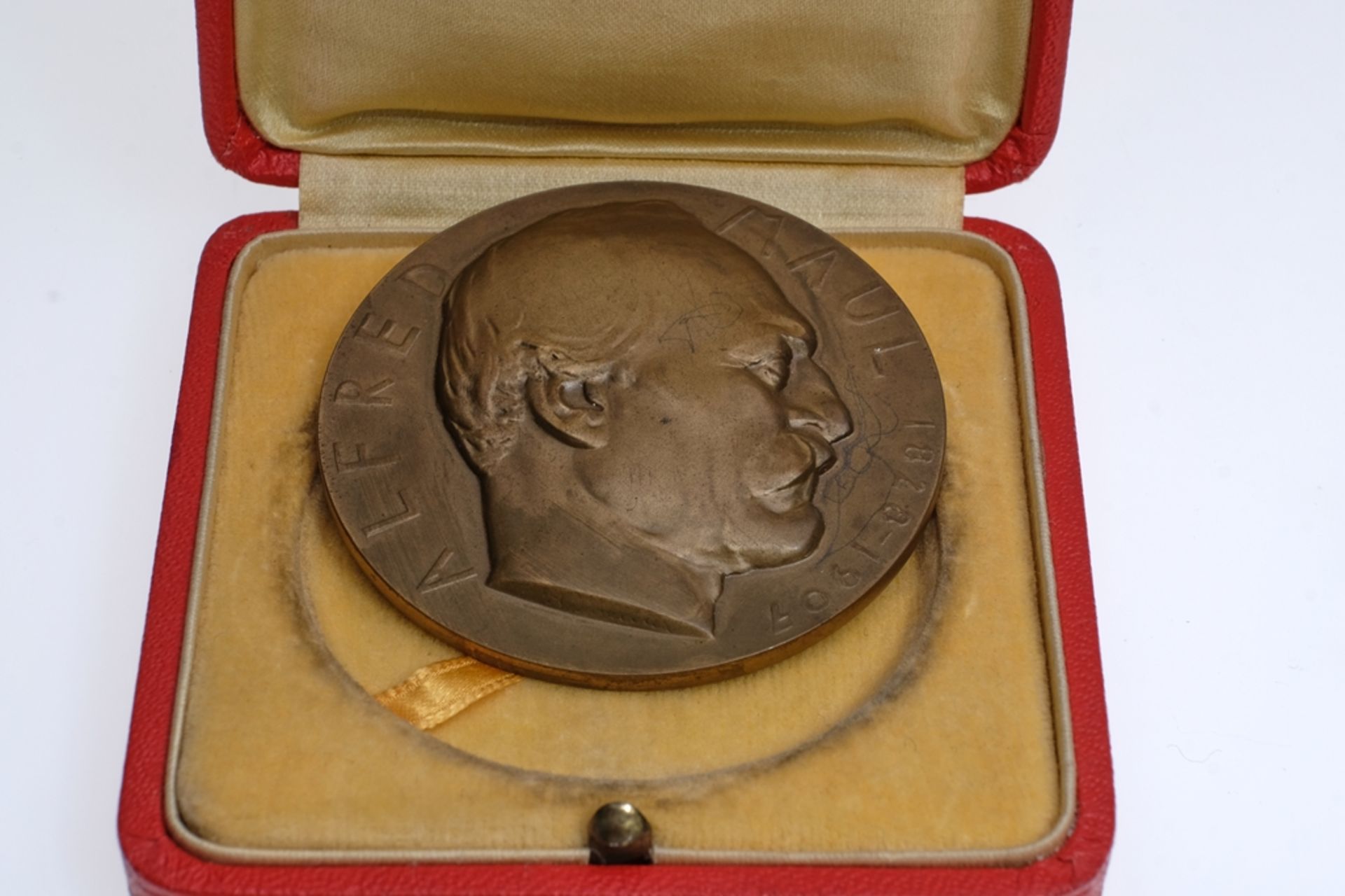 Alfred-Maul-Gedächtnismedaille (1828-1907), Bronze, Erinnerungsmedaille. Rückseitig drei verschiede