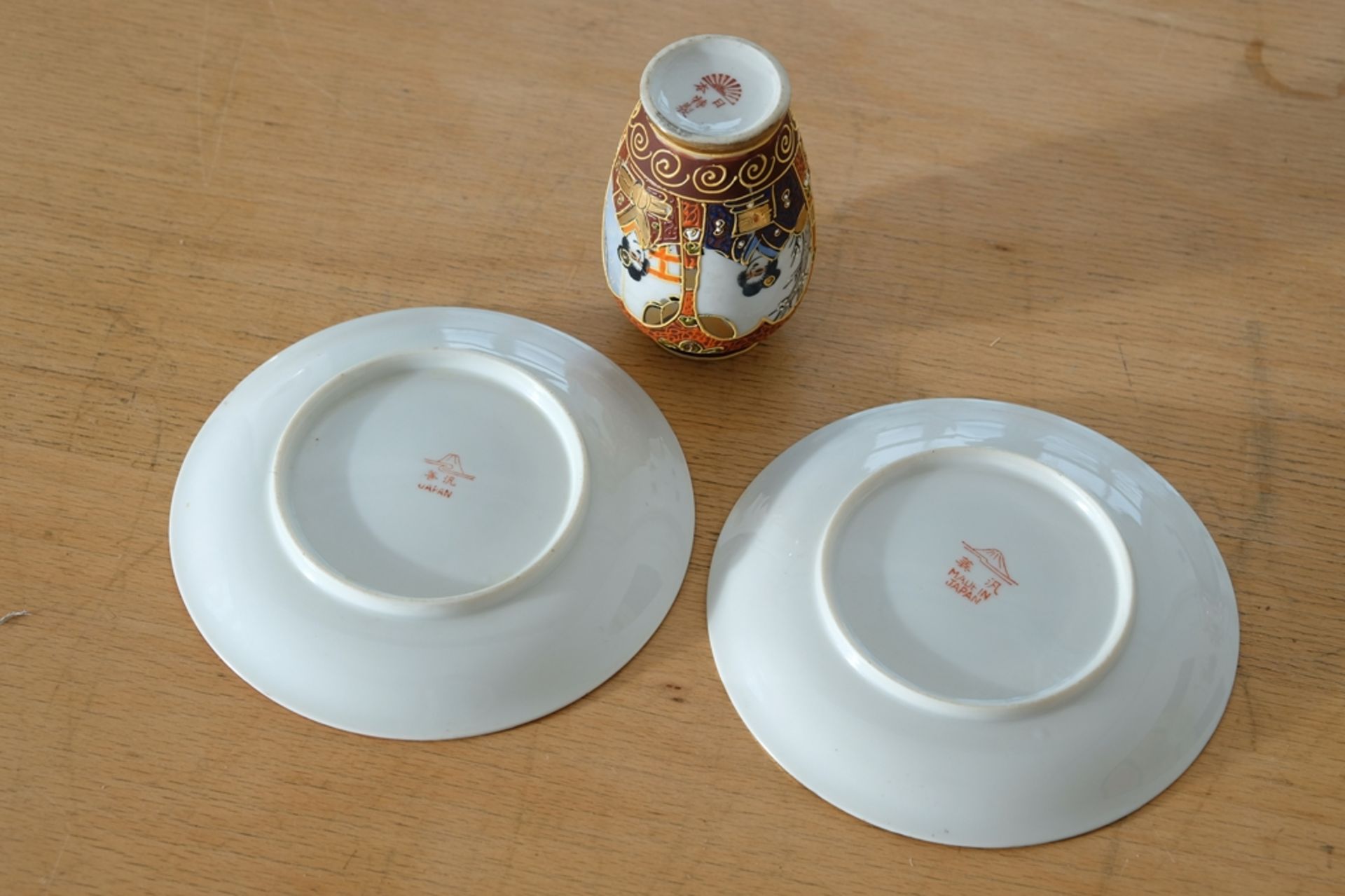 Mixed lot: 2 porcelain plates & small vase, Japan - Image 4 of 4