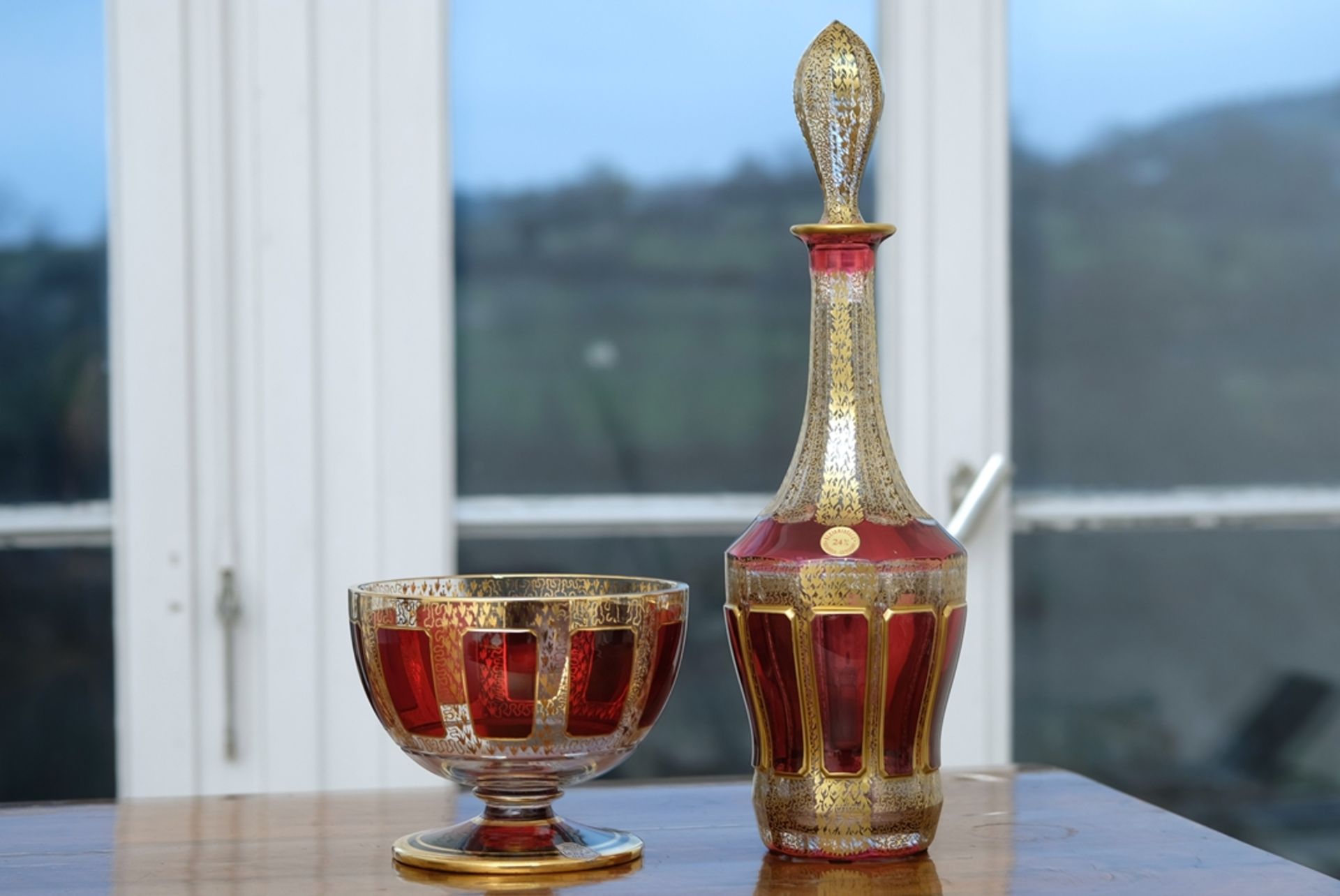 Art glass Ernst Wittig: Carafe and footed bowl made of ruby glass with gold painting.