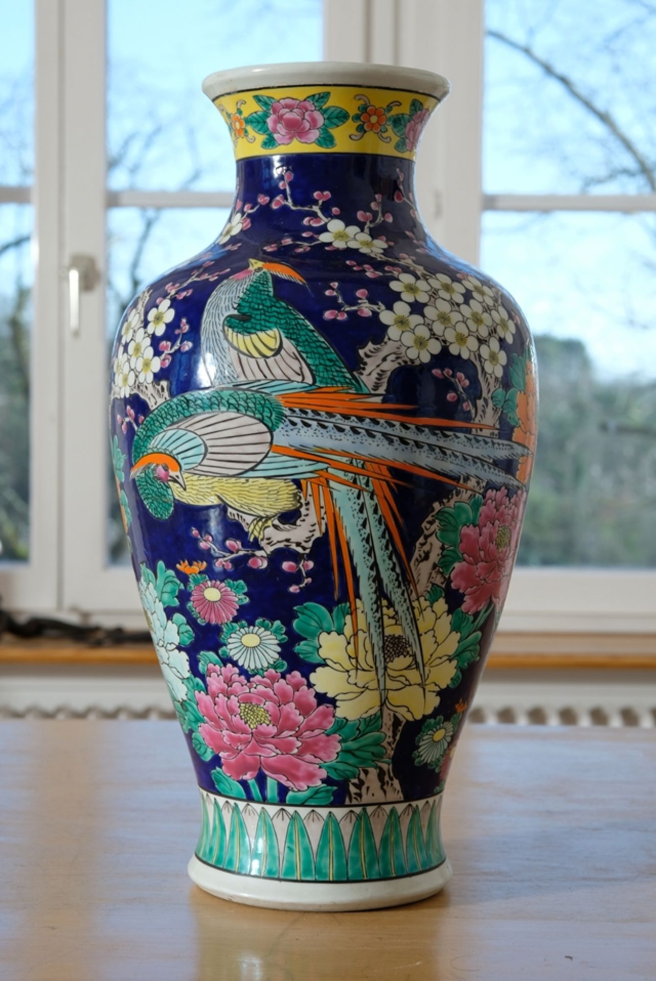 Japanische Vase, mit Kirschblüte und Blumen verziert, Mitte 20. Jahrhundert.