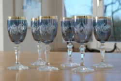 Sechs Weingläser, blau mit Goldrand, sechskantig geschliffene Stiele, Mattschliff-Dekor, Blätter, B