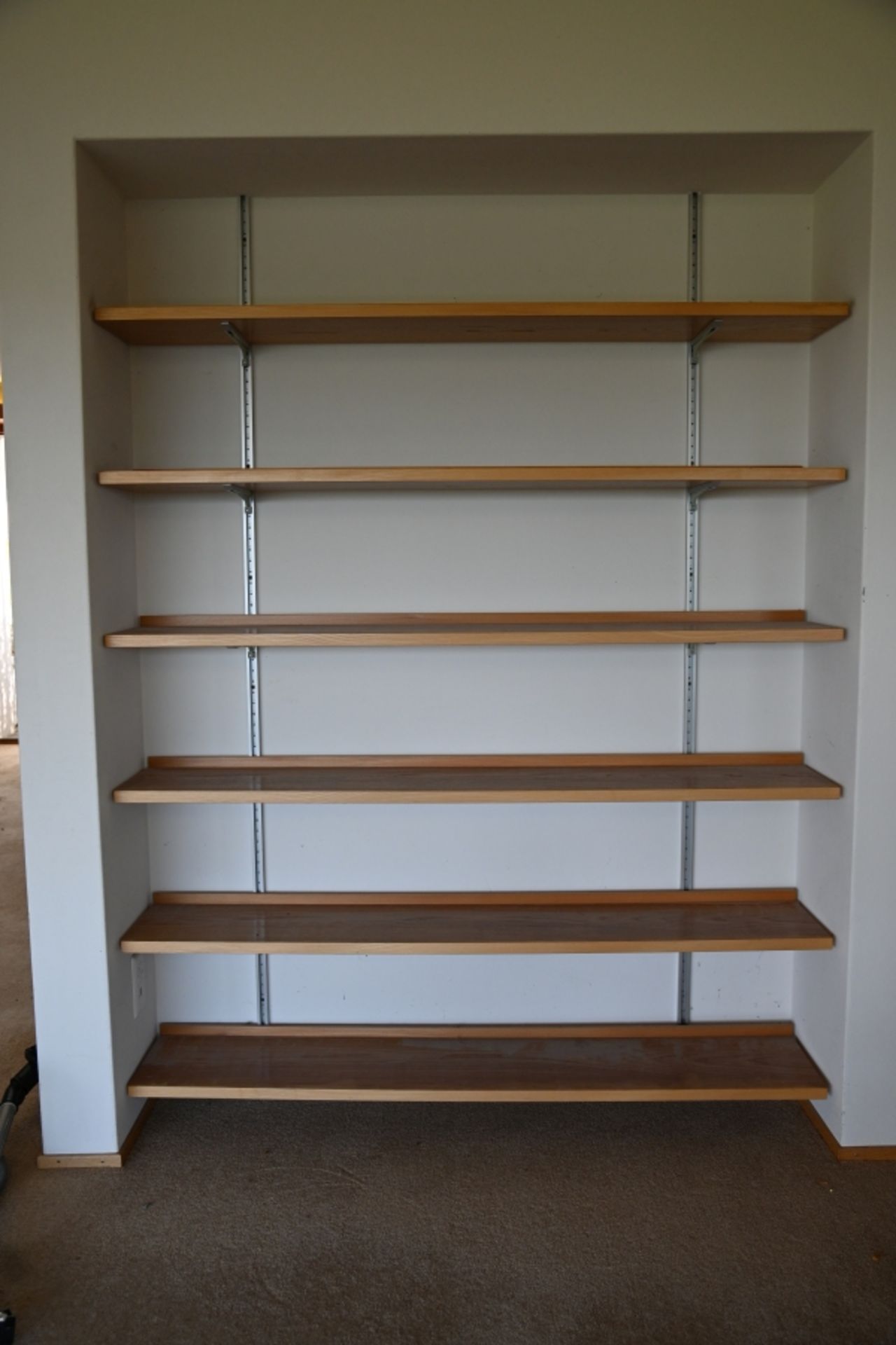 Design-Bücherregal zur Wandmontage (String-System). Bestehend aus 6 Brettern aus Eschenholz, 1,50 x