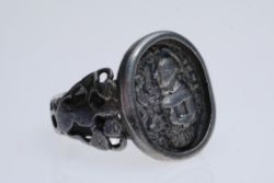 Ring mit Heiligenfigur, evtl. Hl. Christopherus, seitlich vegetabil gestaltet, Gr. 61, Silber 12 Lo