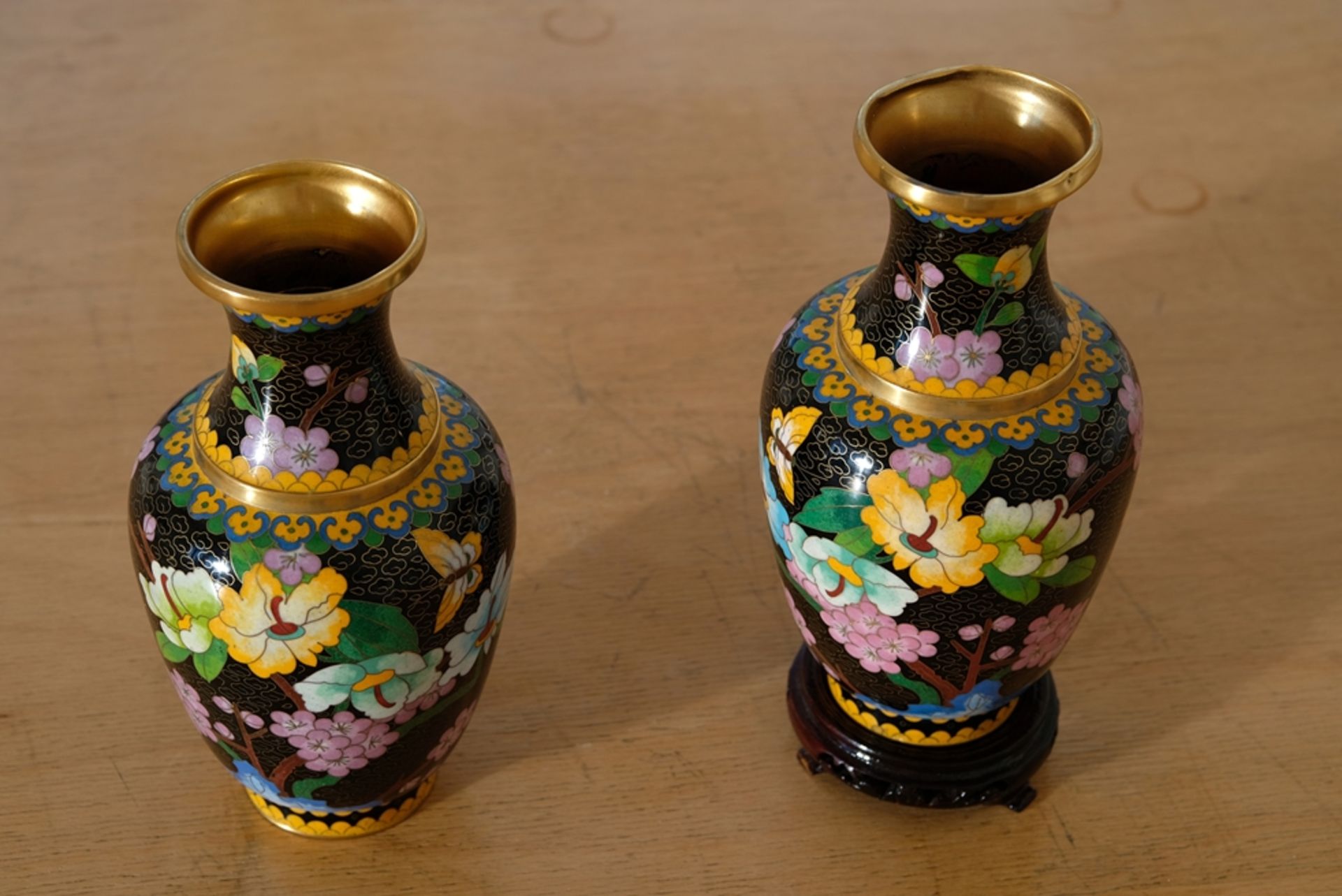 Japanische Cloisonné-Vasen. Schwarzer Grund, mit Prunusblüte und Wildrose verziert. Im Inneren verg - Bild 3 aus 3