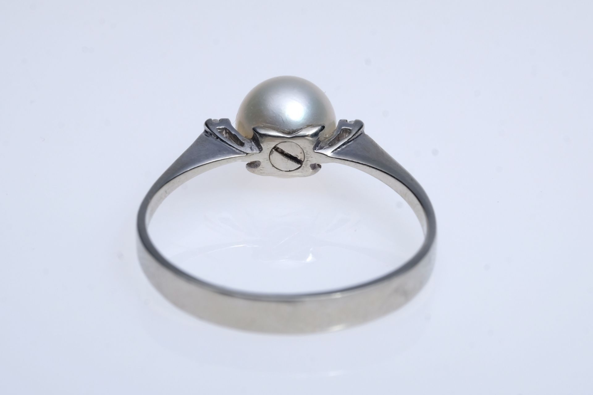 Ring with a cultured pearl set in the centre (diameter 7 mm), flanked by two small diamonds, 750 wh - Image 3 of 3