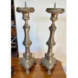 Pair of candlesticks, silver-plated brass, Germany, circa 1780, base with three lion feet, round ca