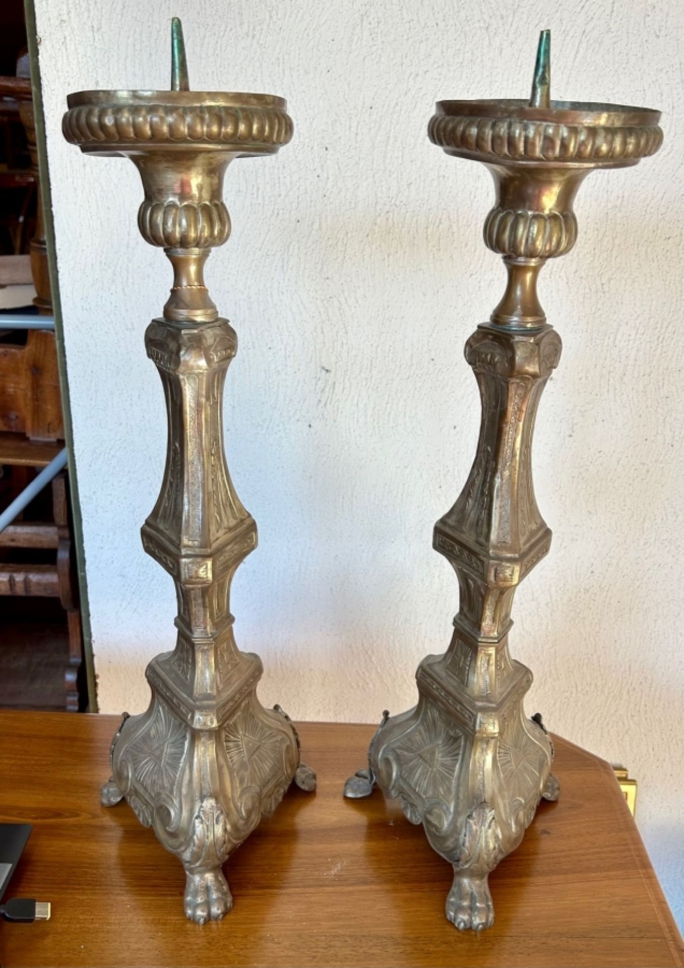 Pair of candlesticks, silver-plated brass, Germany, circa 1780, base with three lion feet, round ca