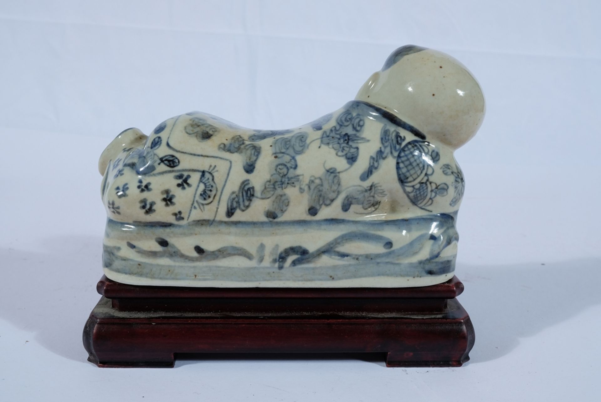 Chinesisches "Opium-Kissen", Nackenstütze aus Porzellan. Die Figurine weist auf der Bodenseite eine - Bild 2 aus 3