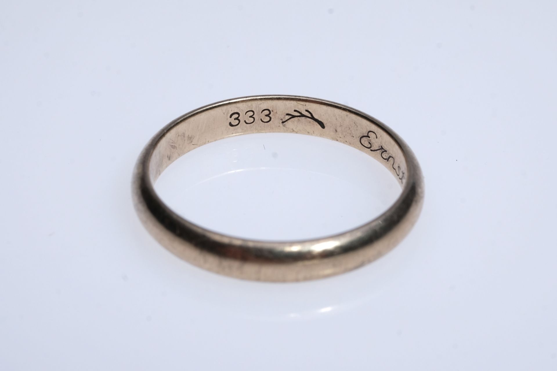 Wedding ring with engraving, 333 GG, hallmarked. Engraving: "Ernst, Easter 39".  - Image 2 of 2