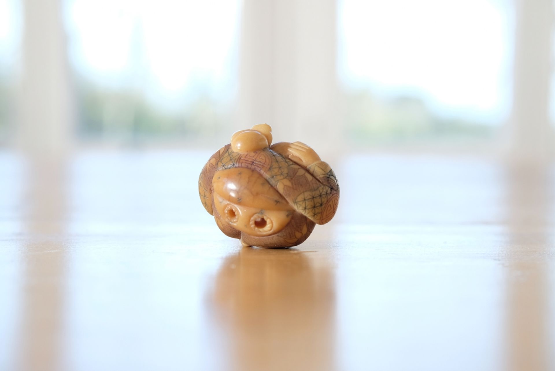 Netsuke, Figur eines alten Mannes mit Bart und Gehstock, signiert unten am Fuß, Höhe 3,5 cm. - Bild 2 aus 2