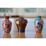 Japanische Cloisonné-Vasen, drei Miniaturvasen aus Emaille, unterschiedliche Farbgebung.