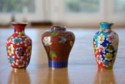 Japanische Cloisonné-Vasen, drei Miniaturvasen aus Emaille, unterschiedliche Farbgebung.
