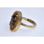 Ring mit oval geschliffener Stein (7x11mm), wohl Smoky Quartz, in vier Doppel-Krappen gefasst, Seit