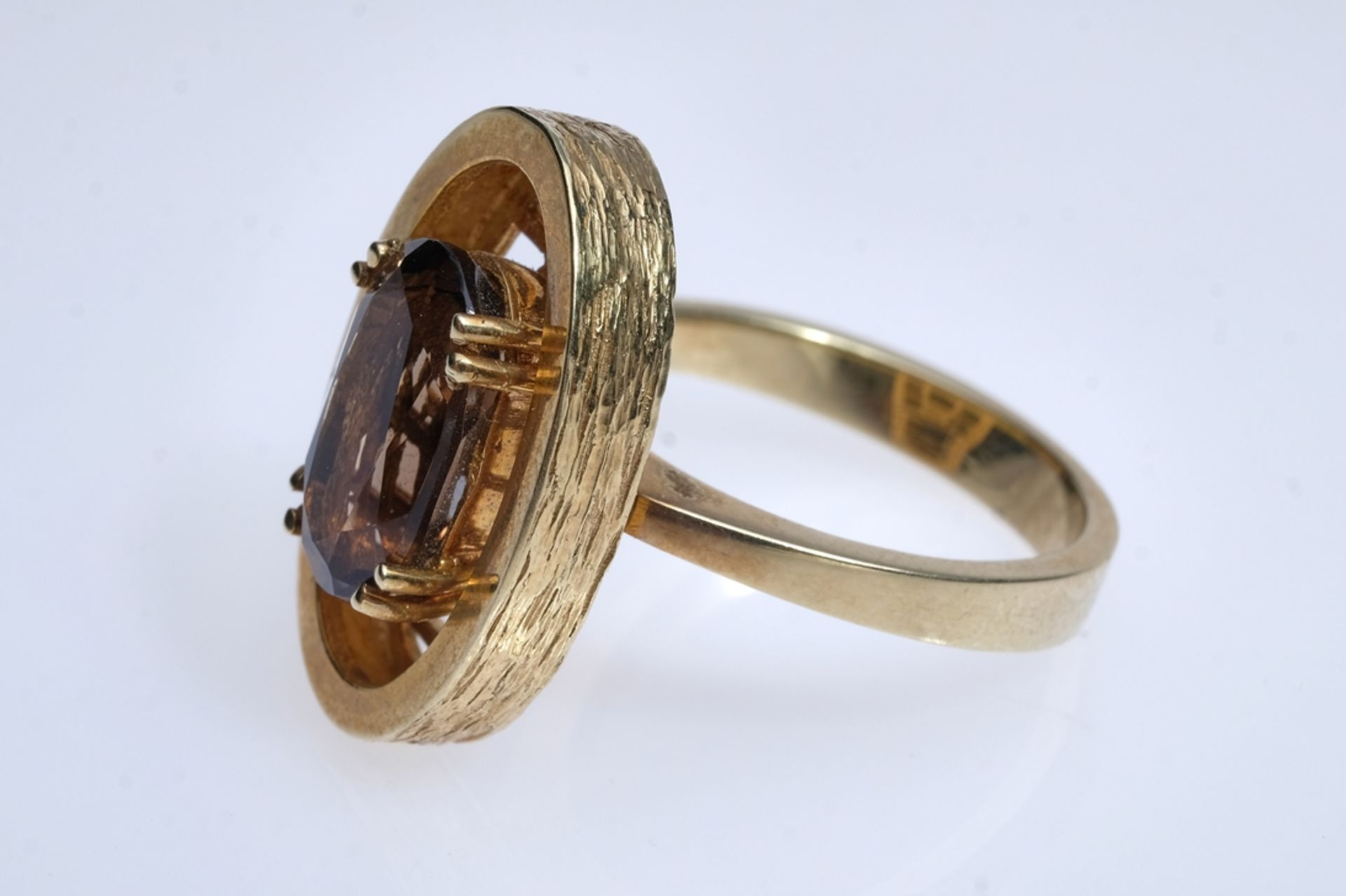 Ring mit oval geschliffener Stein (7x11mm), wohl Smoky Quartz, in vier Doppel-Krappen gefasst, Seit