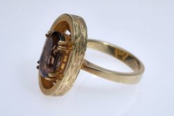 Ring mit oval geschliffener Stein (7x11mm), wohl Smoky Quartz, in vier Doppel-Krappen gefasst, Seit