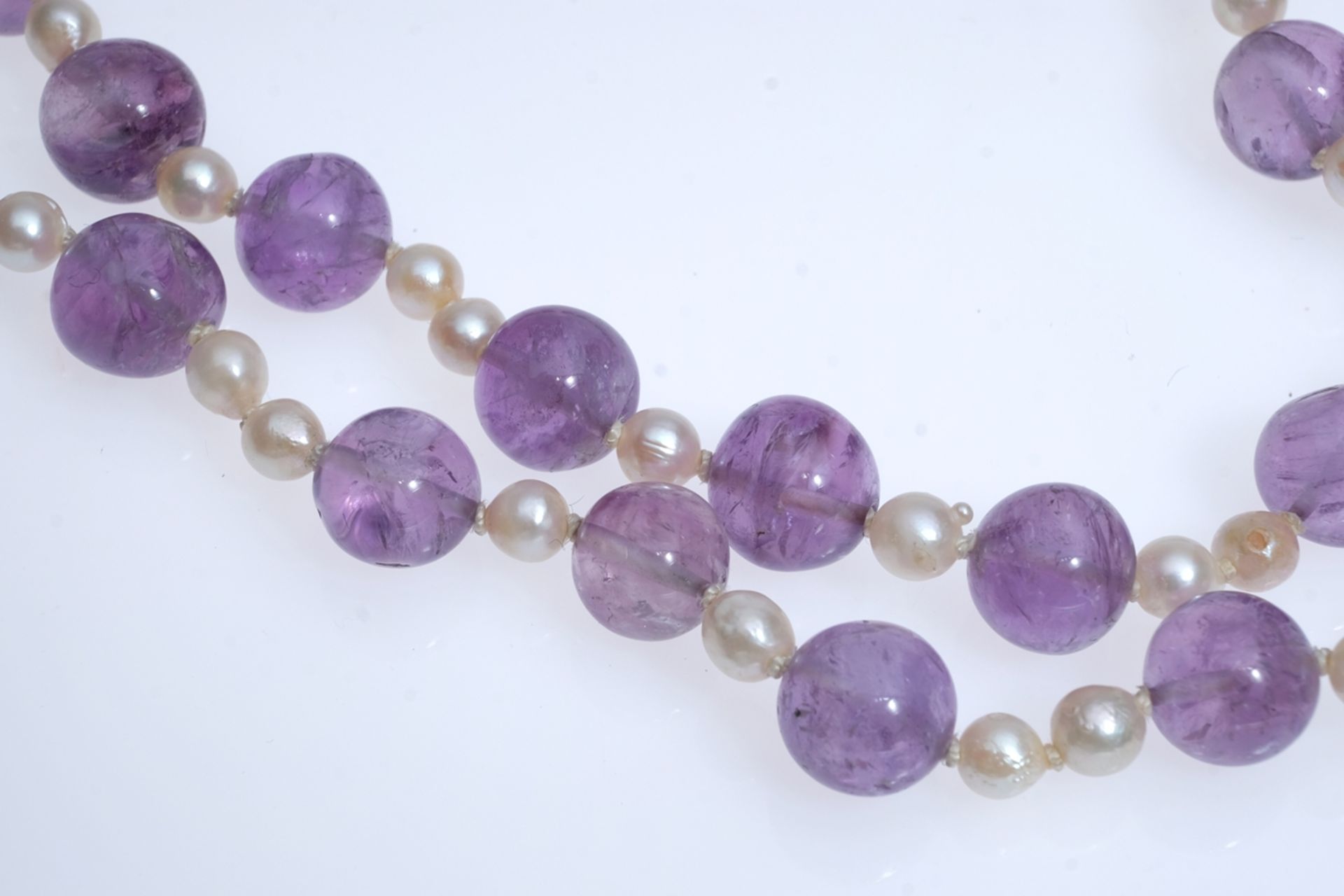 Long amethyst necklace, alternating stones and pearls, 333 white gold clasp, length 106cm - Image 2 of 2