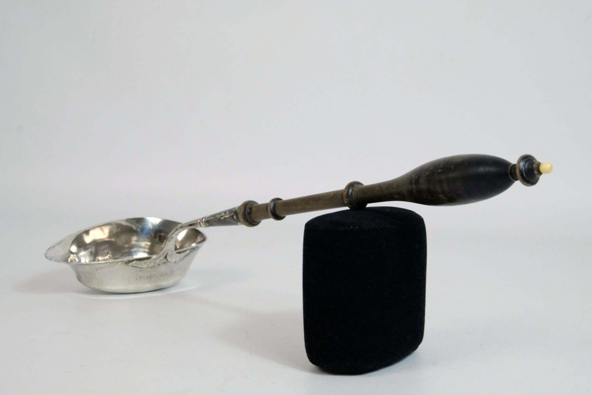 Bowl ladle, with ebonised turned wooden handle ending in a small bone ball at the top, 19th century - Image 3 of 5