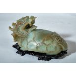 Schildkrötendrache aus China, Jade, mit Sockel.
