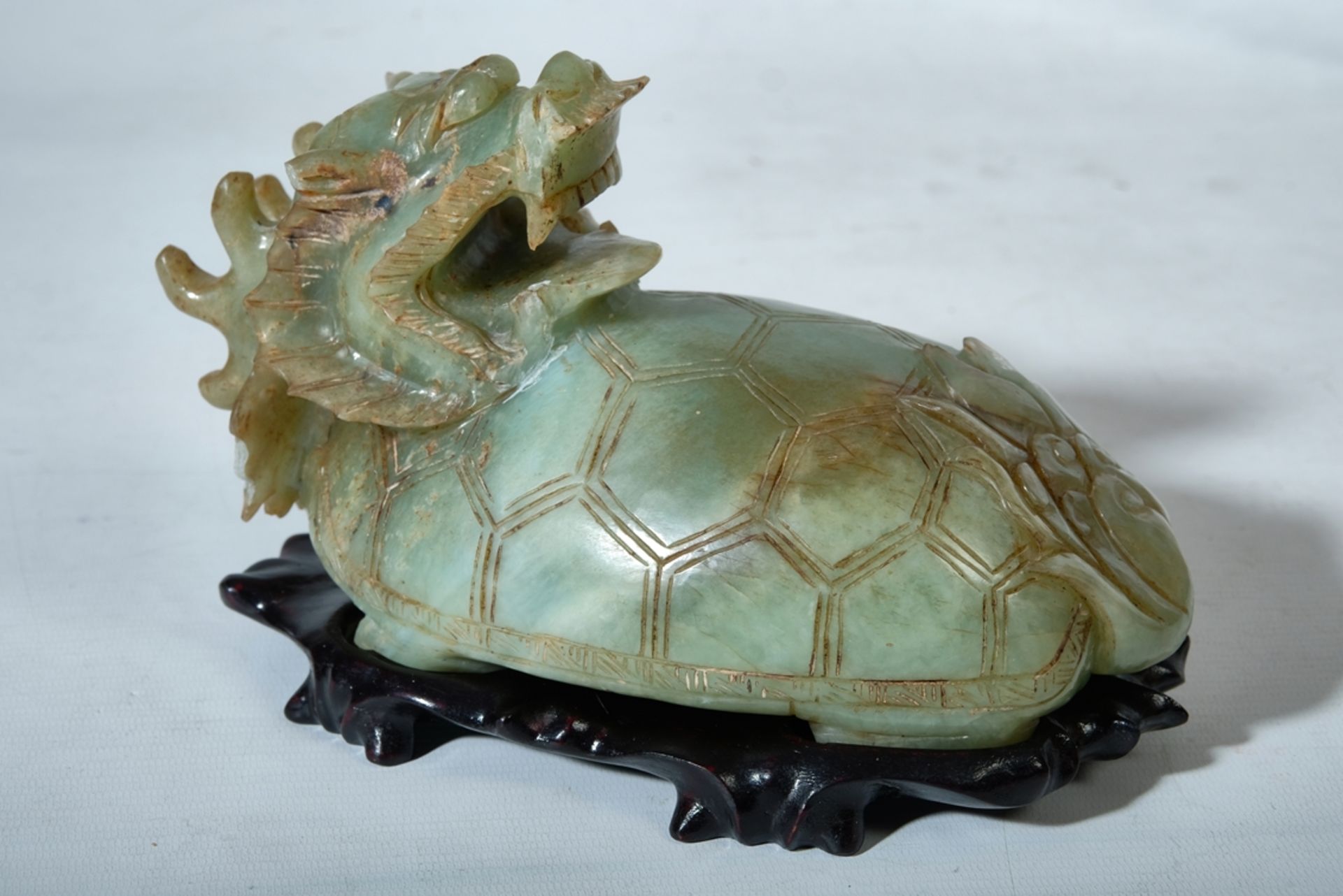 Schildkrötendrache aus China, Jade, mit Sockel.