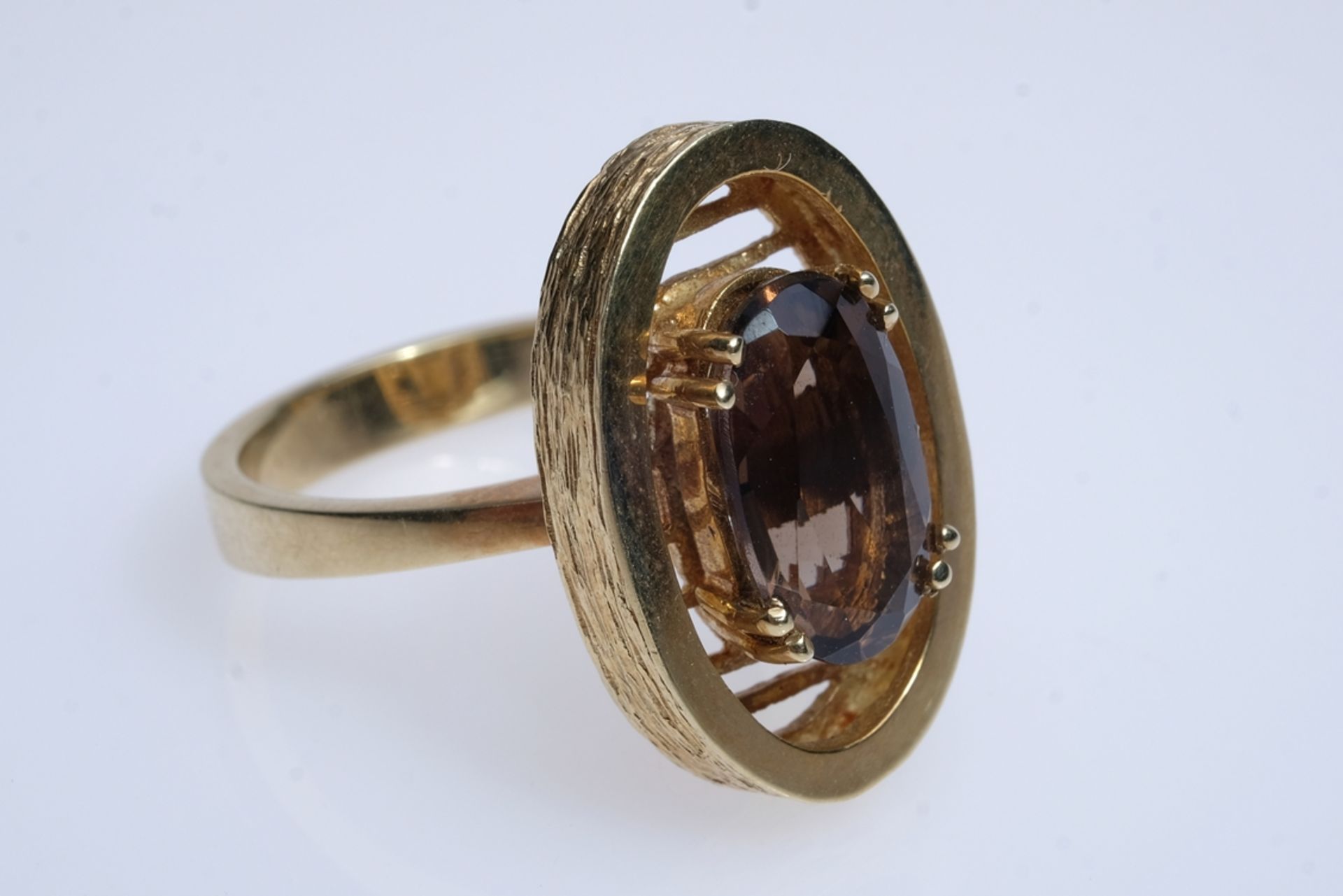 Ring mit oval geschliffener Stein (7x11mm), wohl Smoky Quartz, in vier Doppel-Krappen gefasst, Seit - Bild 3 aus 4