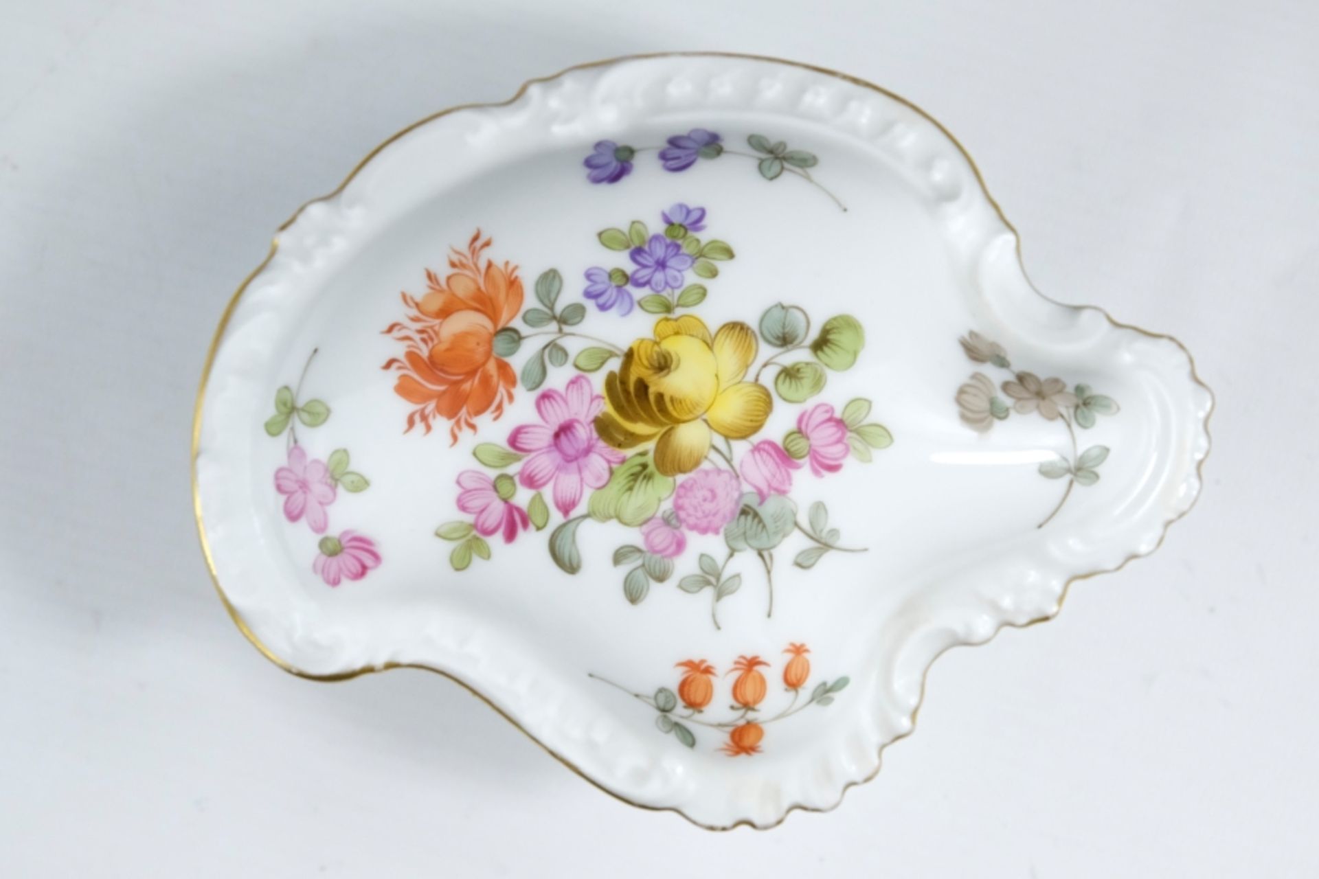 Meissen Deckeldose, polychrom bemalt mit Blumen, blaue Schwertermarke auf Unterseite - Bild 2 aus 5