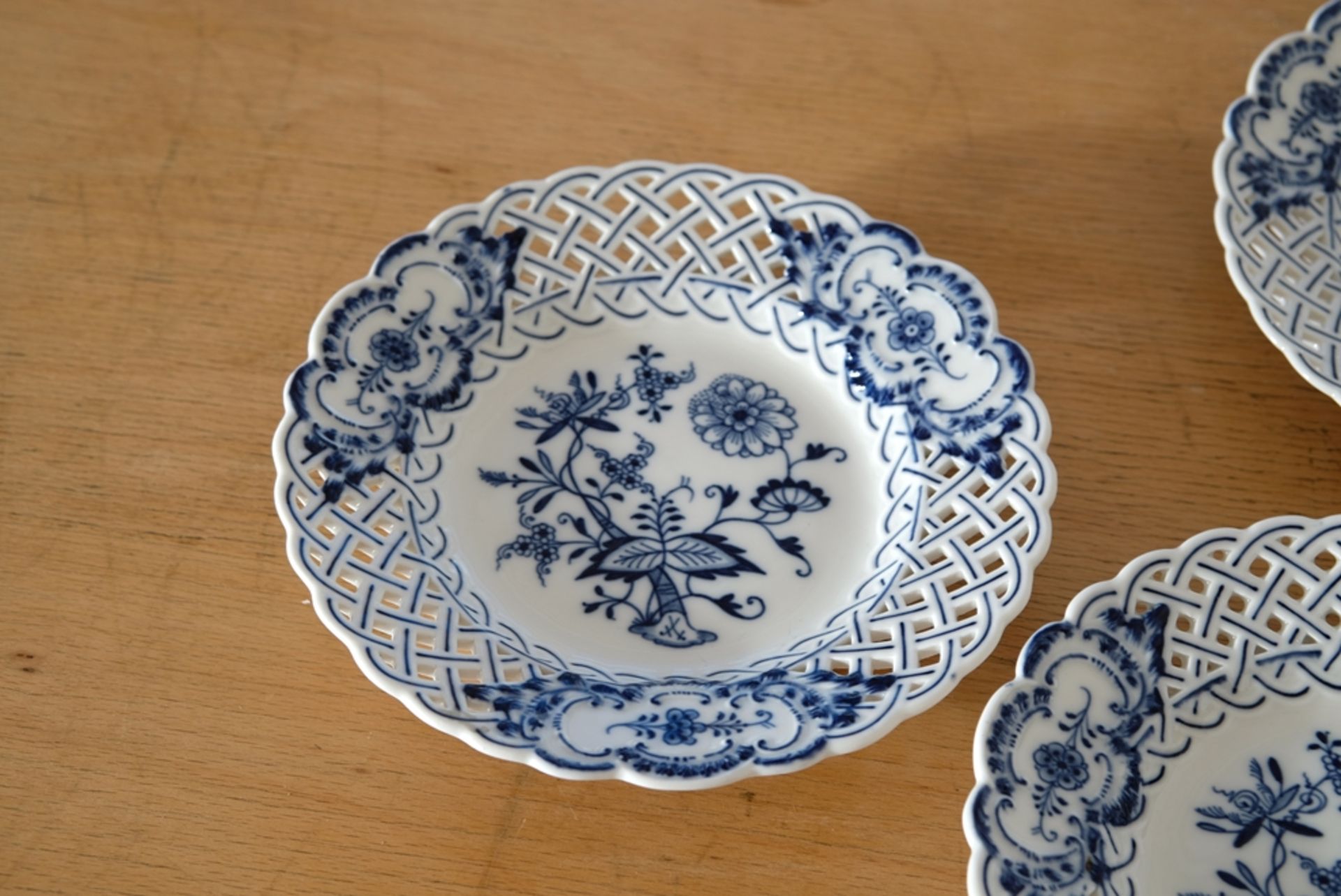 Three Meissen openwork plates, onion pattern in blue, pierced wavy rim, Meissen sword mark, mould n - Image 4 of 5