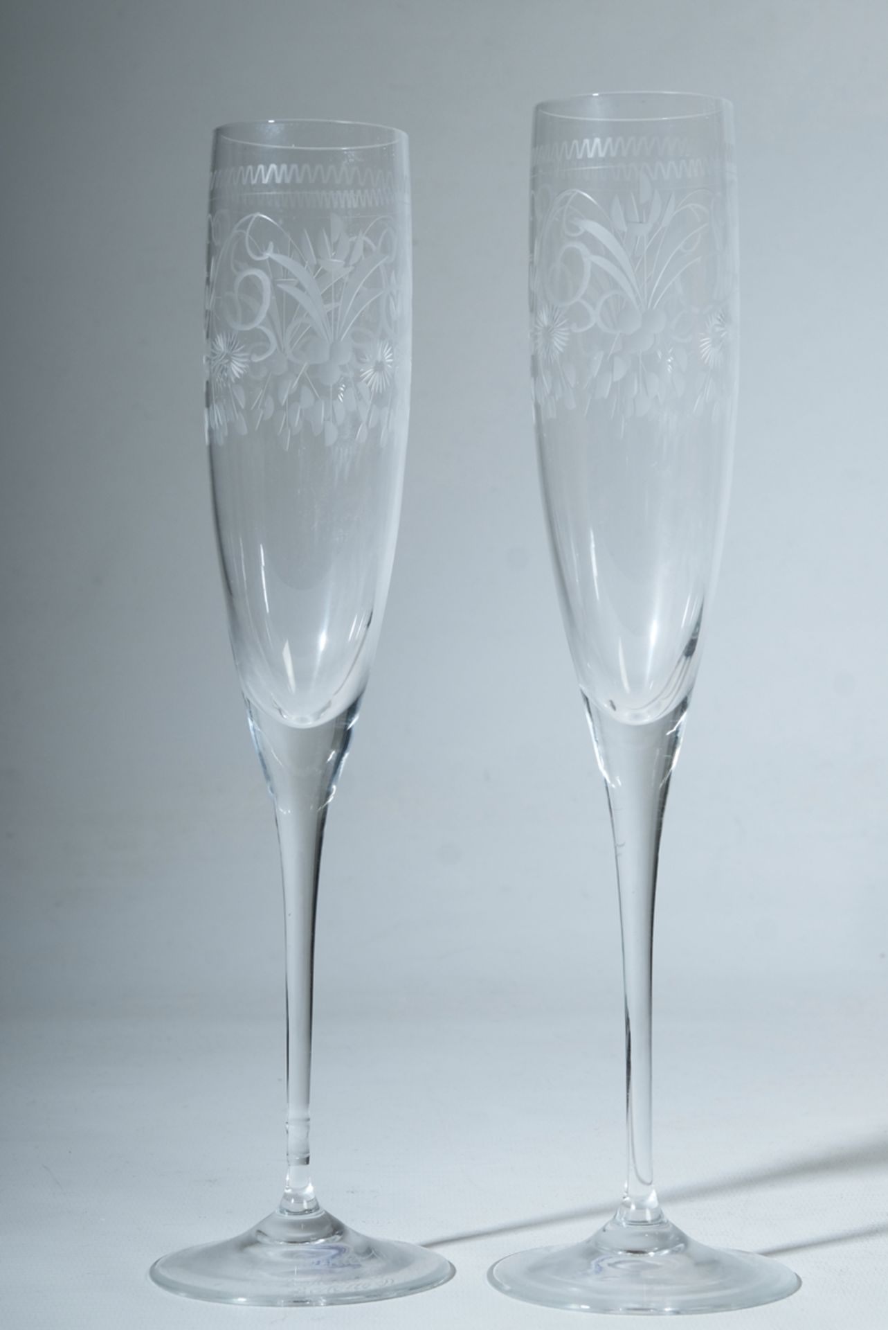 Two champagne flutes with engraved floral pattern, height 28cm