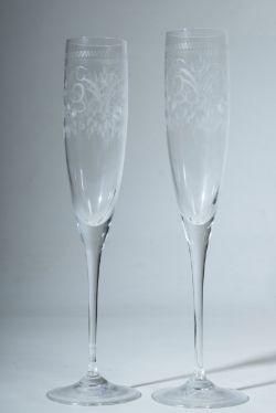 Zwei Champagner-Flöten mit eingraviertem Blumenmuster, Höhe 28cm