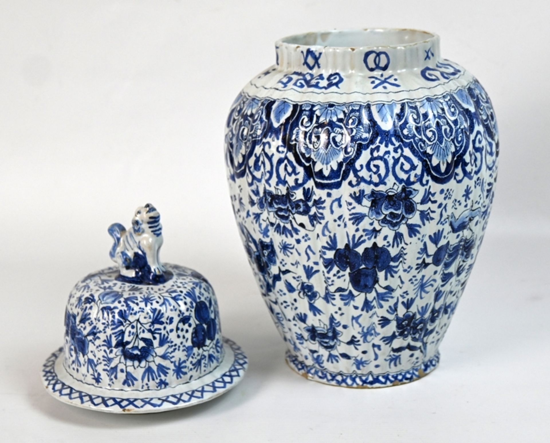 Lidded vase from Delft, around 1710/20. Blue painting with stylised flowers, fruit and birds.