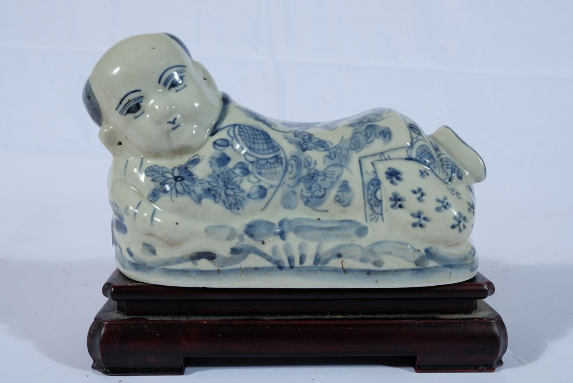 Chinesisches "Opium-Kissen", Nackenstütze aus Porzellan. Die Figurine weist auf der Bodenseite eine