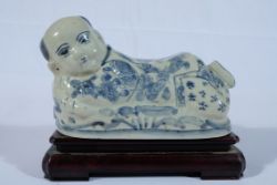 Chinesisches "Opium-Kissen", Nackenstütze aus Porzellan. Die Figurine weist auf der Bodenseite eine