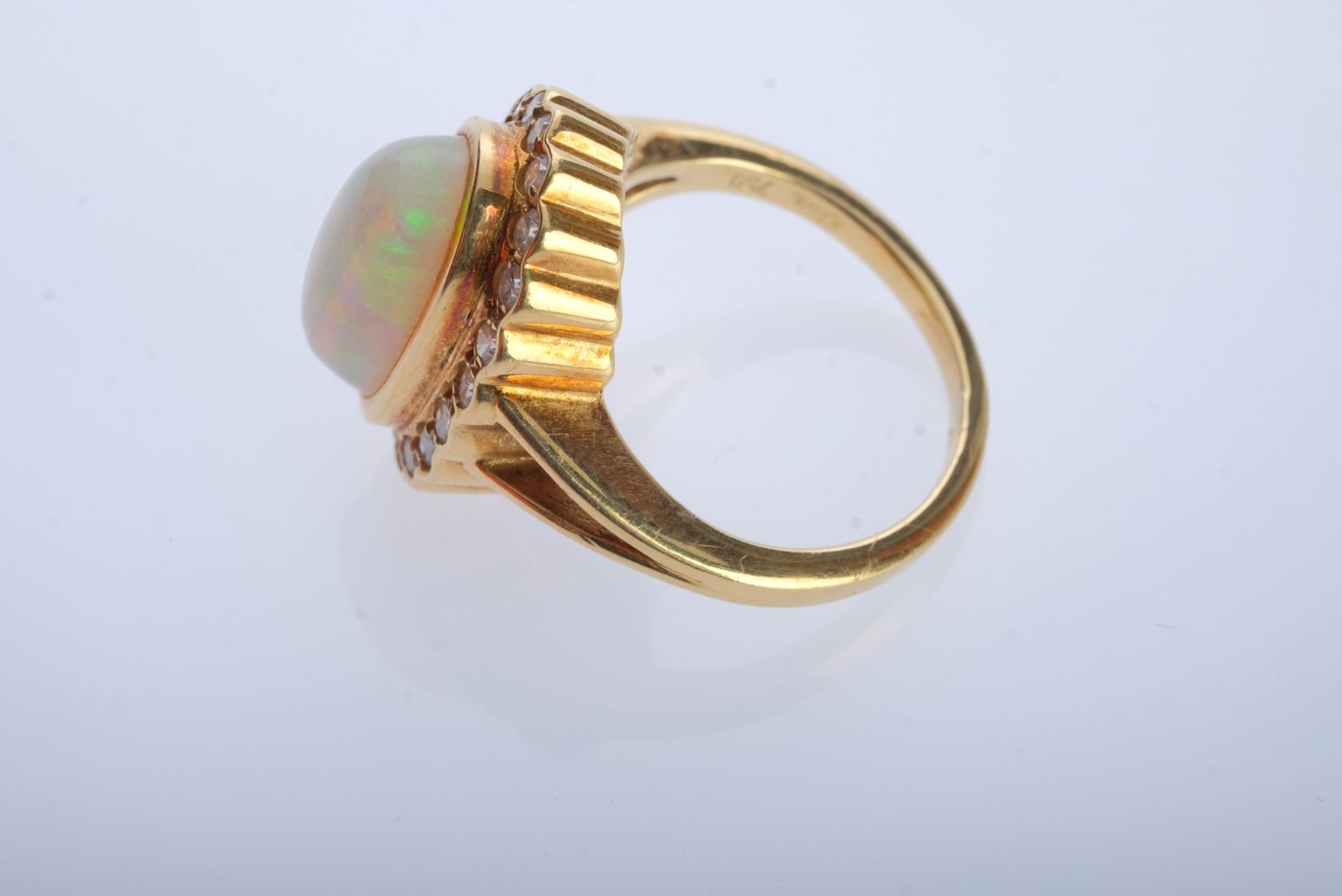 Opal ring, set with opal in the centre, beautiful radiance, flanked by 20 brilliant-cut diamonds, f - Image 2 of 2
