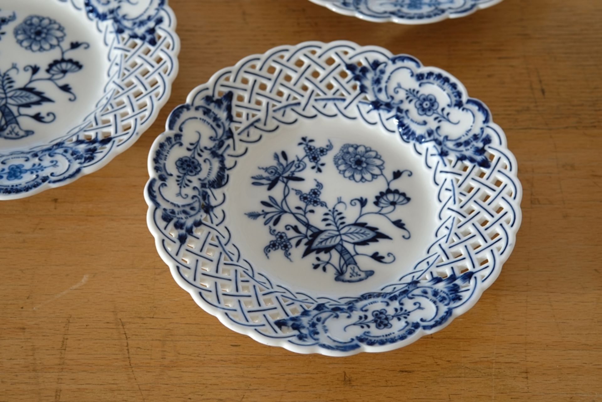 Three Meissen openwork plates, onion pattern in blue, pierced wavy rim, Meissen sword mark, mould n - Image 2 of 5