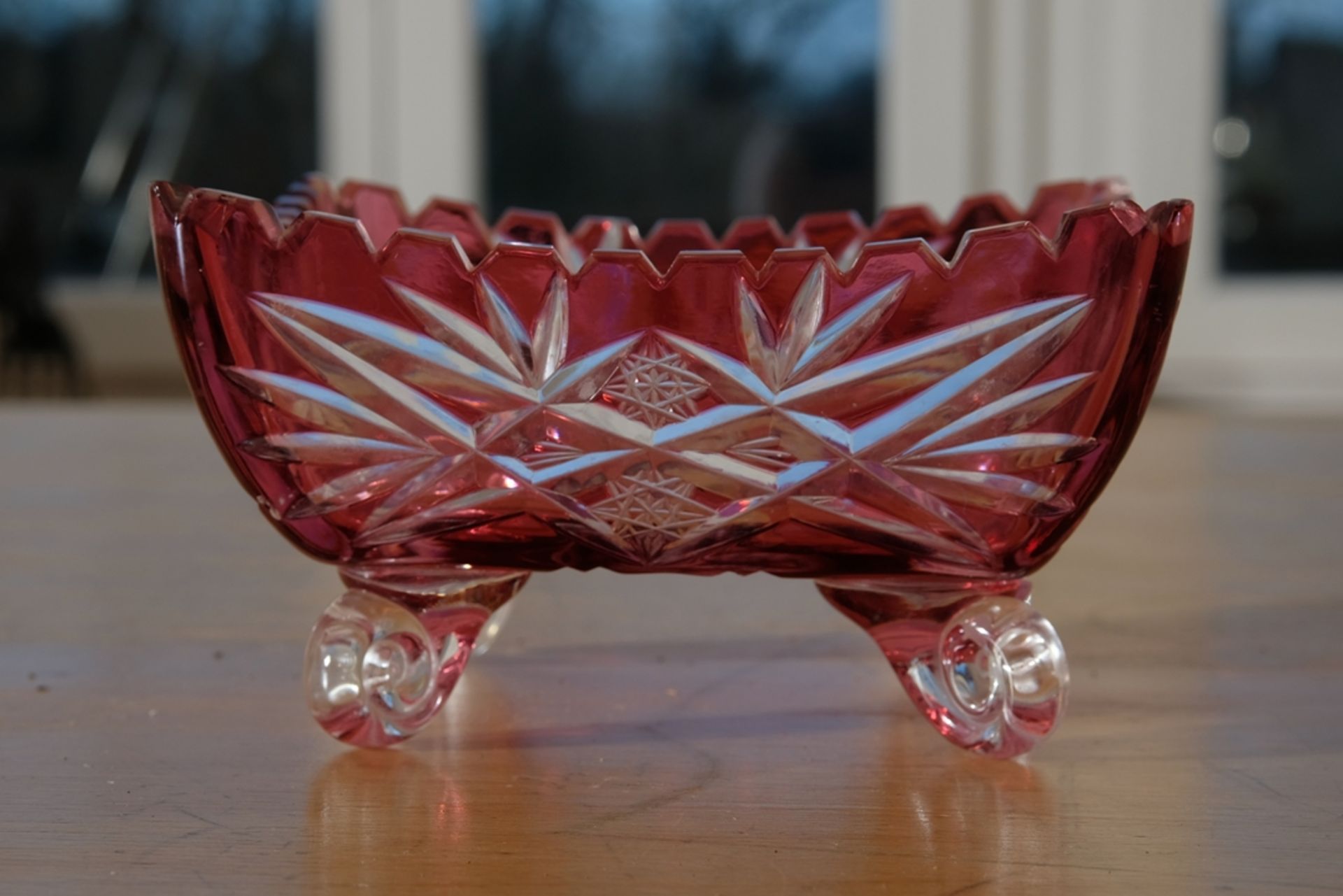 Glasschale, wohl Murano, rotes Glas, mit floralen Ornamenten graviert, 16 x 16 x 9 cm.