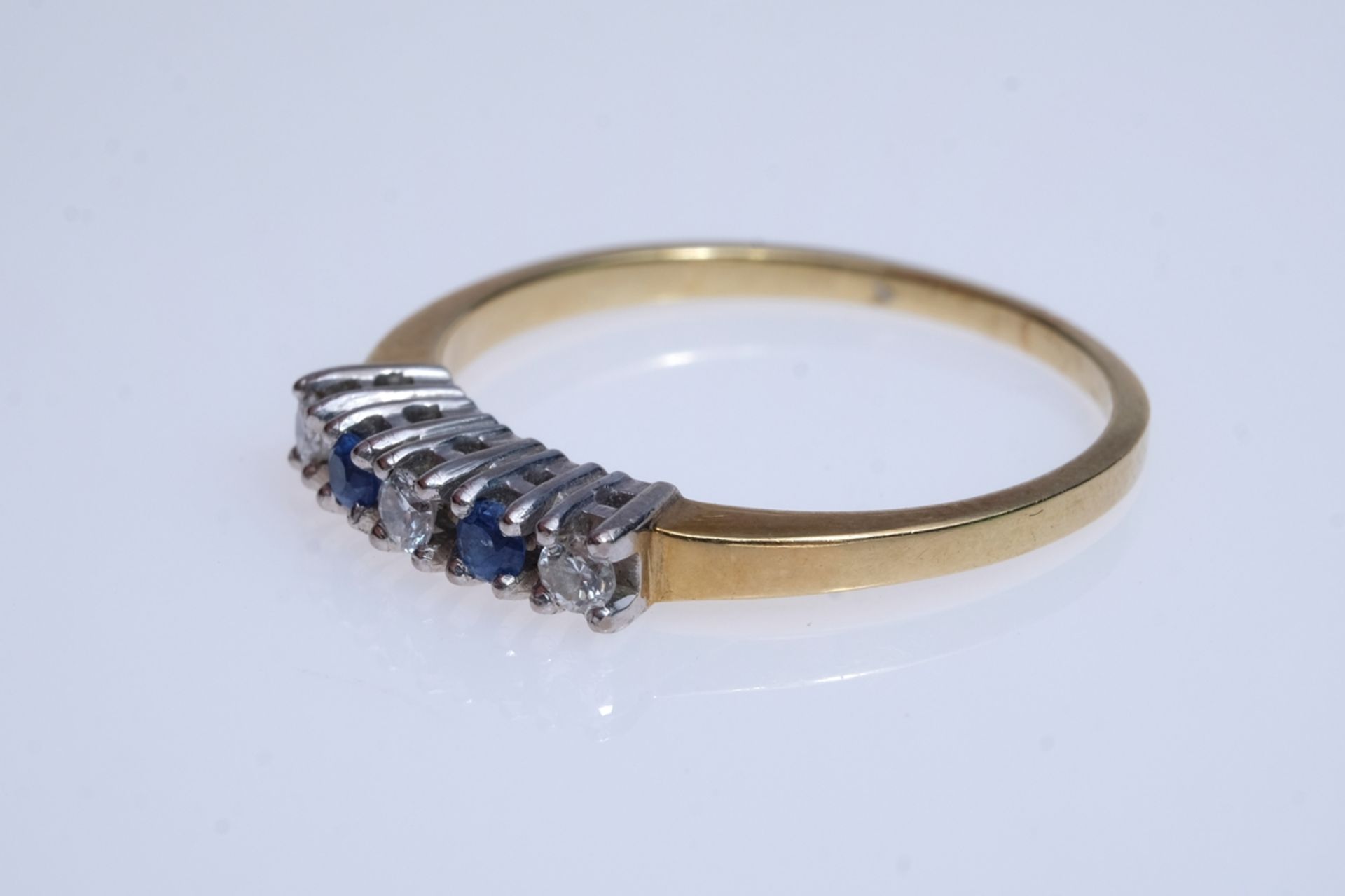 Ring set with three brilliant-cut diamonds and two sapphires, set in prongs, yellow gold 585, hallm - Image 3 of 3